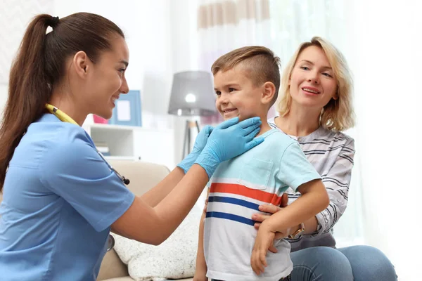 Kinderarzt Besucht Kleinen Jungen Hause — Stockfoto