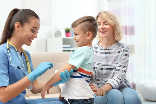 Kinderarzt Impft Kleinen Jungen Hause — Stockfoto