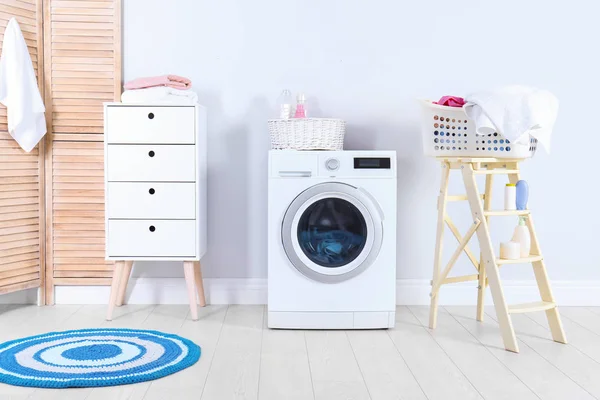Máquina Lavar Roupa Com Toalhas Interior Lavandaria — Fotografia de Stock