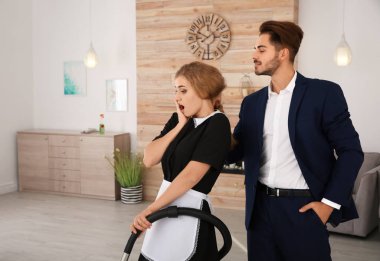 Genç adam cinsel taciz Oda hizmetçisi otel odasında. Metin için yer