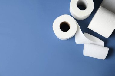 Tuvalet kağıdı rulo ve renk arka plan, üstten görünüm üzerinde metin için yer