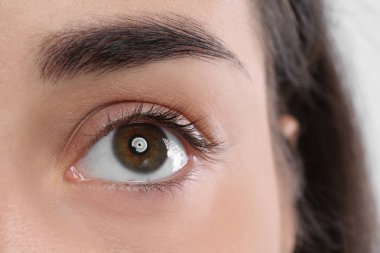 Güzel doğal kirpik, closeup görünümü olan kadın