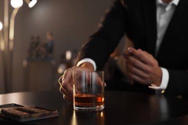 Bardak viski ve masadan, closeup puro olan adam. Metin için yer