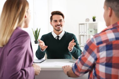 Emlakçı ofisinde genç çift danışmanlık