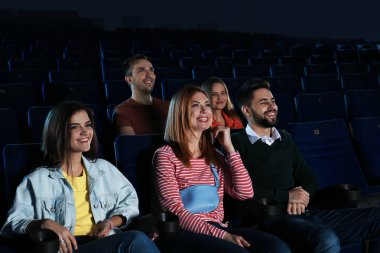 Gençler sinema tiyatro film izlemek
