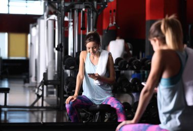 Spor salonunda müzik dinlemek havlu ile güzel genç kadın