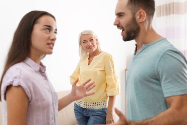 Genç bir çift-in-Law evde huzurunda tartışmayı. Aile kavga
