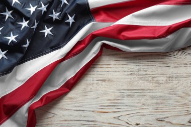 Beyaz ahşap arka plan, metin için yer ile üstten görünüm üzerinde Amerikan bayrağı