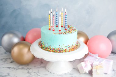 Taze lezzetli Doğum günü pastası, hediye ve balon renk arka plan karşı masada