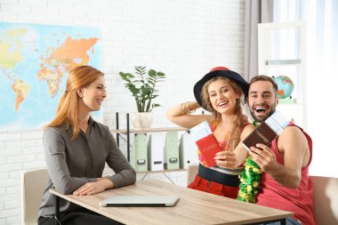 Seyahat acentası office ziyaret güzel genç çift