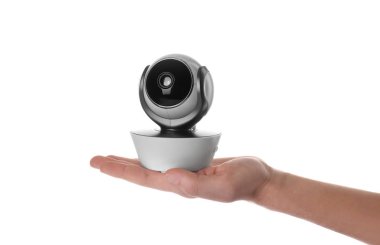 Bebek fotoğraf makinesi beyaz arka plan üzerinde tutan kadın. CCTV ekipman