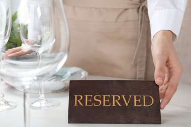 Ayarlama garson Restoran tablo, closeup tabelada saklıdır