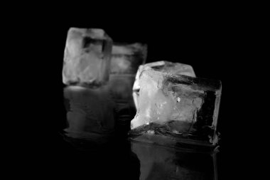 Şeffaf buz küp siyah ayna yüzeyi
