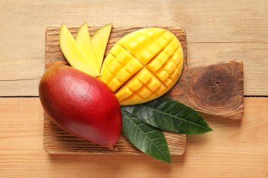 Ahşap arka plan, üstten görünüm üzerinde taze mango meyve ile Yönetim Kurulu