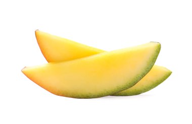 Taze sulu mango dilimleri üzerinde beyaz izole