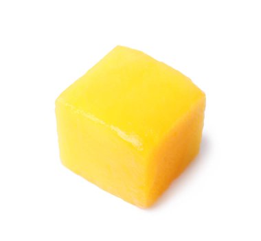 Taze sulu mango küp üzerinde beyaz izole