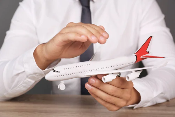 Agente Seguros Cobrindo Avião Brinquedo Mesa Close Conceito Segurança Viagem — Fotografia de Stock