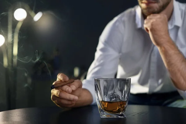 Mann Mit Glas Whiskey Und Zigarre Tisch Sitzend Nahaufnahme Raum — Stockfoto
