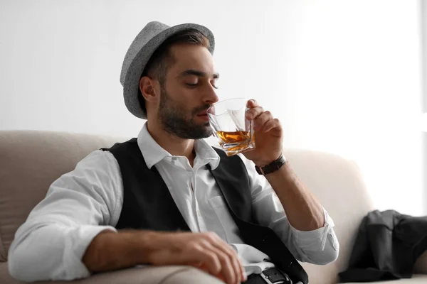 Fiatal Férfi Pohár Whiskyt Kanapén Otthon — Stock Fotó