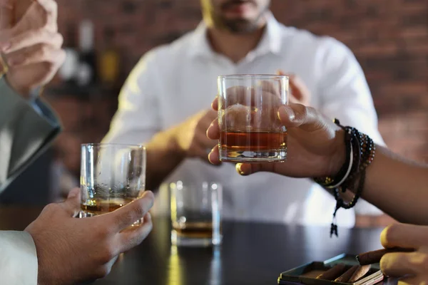 Group Friends Drinking Whiskey Together Bar Closeup — Stock Photo, Image