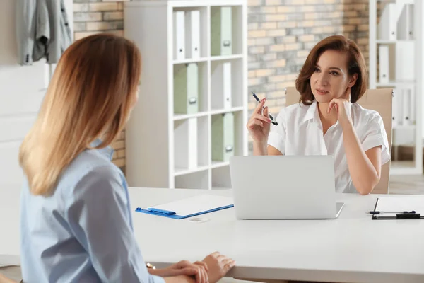 Gerente Recursos Humanos Realizando Entrevista Emprego Com Candidato Escritório — Fotografia de Stock