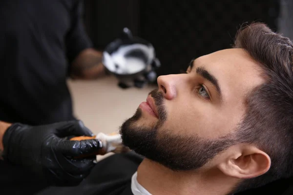 Cabeleireiro Profissional Aplicando Espuma Barbear Pele Cliente Barbearia — Fotografia de Stock