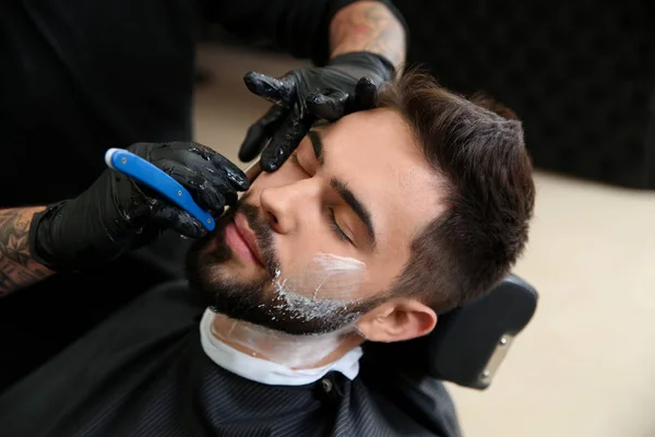 Peluquería Profesional Cliente Afeitado Con Afeitadora Recta Barbería — Foto de Stock
