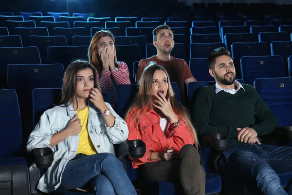 Młodzi Ludzie Oglądania Filmu Kinie Teatrze — Zdjęcie stockowe