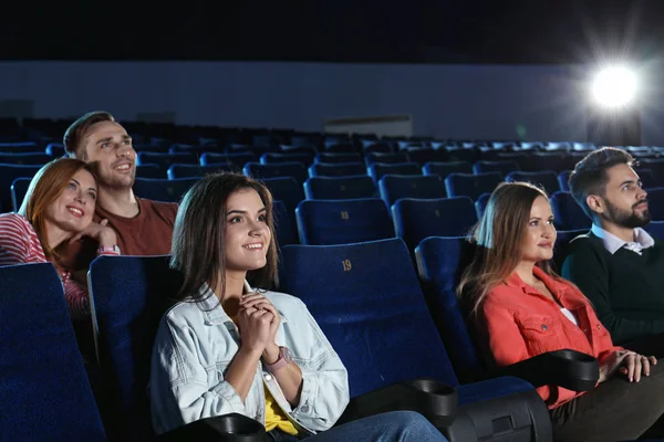 Молодые Люди Смотрят Кино Кинотеатре — стоковое фото
