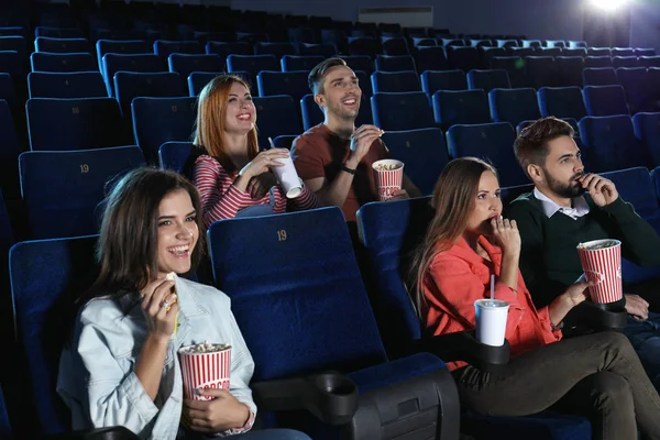 Les Jeunes Qui Regardent Des Films Cinéma — Photo