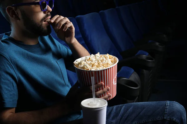 Молодой Человек Попкорном Смотрит Кино Кино Крупным Планом — стоковое фото