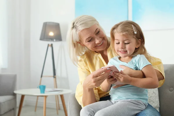 Niña Con Abuela Usando Smartphone Casa Espacio Para Texto Tiempo —  Fotos de Stock