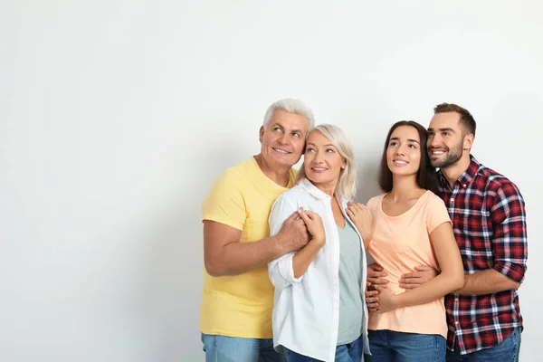 Retrato Familia Feliz Sobre Fondo Blanco Espacio Para Texto — Foto de Stock