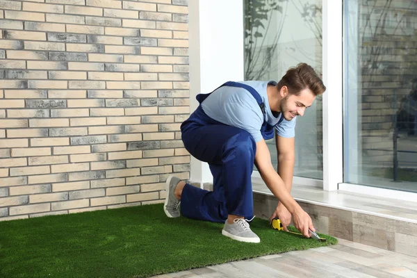 Hombre Uniforme Corte Alfombra Césped Artificial Interior — Foto de Stock