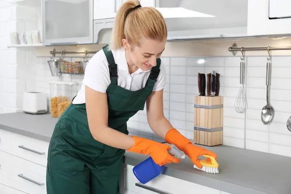 Female Janitor Cleaning Kitchen Counter Brush House — Stock Photo, Image