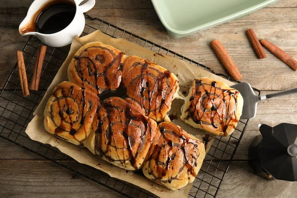 Flat Lay Composition Freshly Baked Cinnamon Rolls Table — Stock Photo, Image