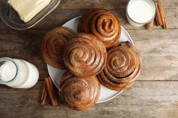 Flat Lay Composition Freshly Baked Cinnamon Rolls Wooden Background — Stock Photo, Image