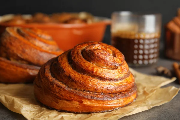 Parchment Freshly Baked Cinnamon Roll Table Closeup — Stock Photo, Image