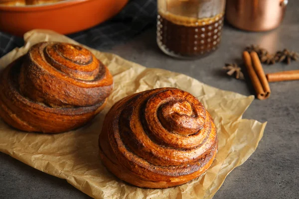 Parchment Freshly Baked Cinnamon Rolls Table — Stock Photo, Image