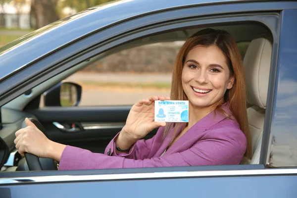 Mulher Feliz Segurando Carta Condução Carro — Fotografia de Stock