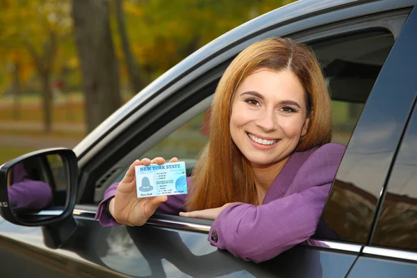 Mujer Feliz Con Licencia Conducir Coche — Foto de Stock