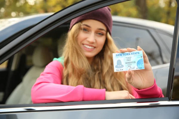 Νεαρή Γυναίκα Που Κατέχουν Άδεια Οδήγησης Κοντά Ανοιχτό Αυτοκίνητο Χώρο — Φωτογραφία Αρχείου
