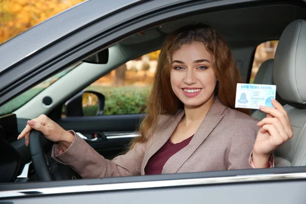 Mulher Feliz Segurando Carta Condução Carro — Fotografia de Stock