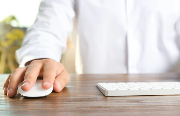 Mann Mit Computermaus Und Tastatur Tisch Nahaufnahme — Stockfoto