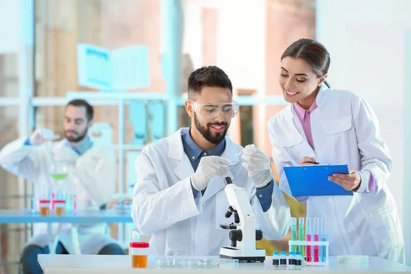 Νέοι Επιστήμονες Που Εργάζονται Στο Εργαστήριο Χημική Ανάλυση — Φωτογραφία Αρχείου