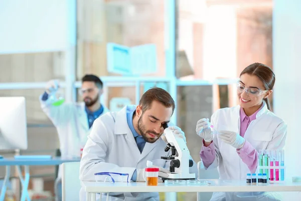 Jovens Cientistas Que Trabalham Laboratório Análise Química — Fotografia de Stock