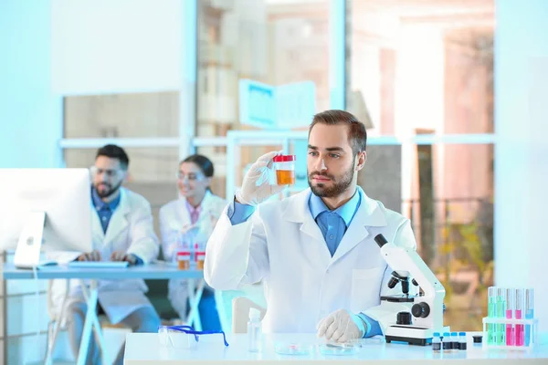 Giovane Scienziato Che Lavora Laboratorio Analisi Chimica — Foto Stock