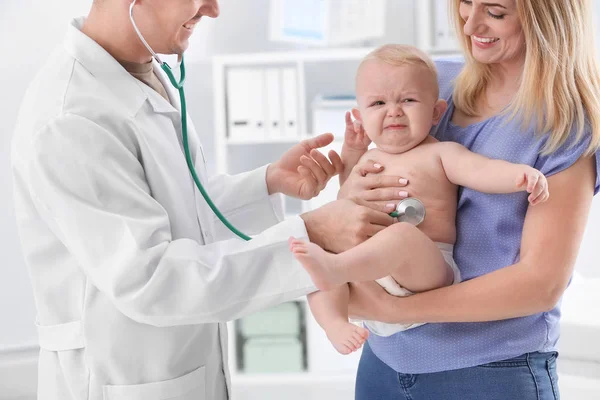 Mulher Com Seu Bebê Visitando Médico Infantil Hospital — Fotografia de Stock