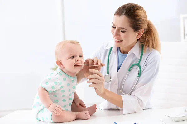 Kinder Dokter Examencommissie Baby Keel Ziekenhuis — Stockfoto