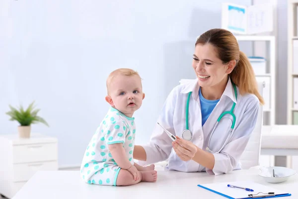 Kinderarzt Überprüft Temperatur Des Babys Krankenhaus — Stockfoto
